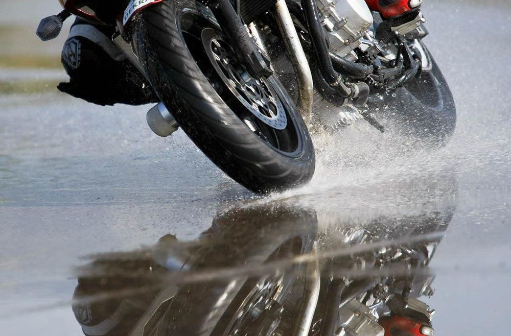 ¿Qué consejos seguir para evitar el aquaplaning en moto?  ¿Qué consejos seguir para evitar el aquaplaning en moto? calahoraserguros 1000x658