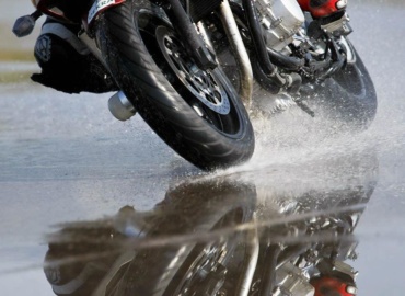 ¿Qué consejos seguir para evitar el aquaplaning en moto?  ¿Qué consejos seguir para evitar el aquaplaning en moto? calahoraserguros 370x270  Home calahoraserguros 370x270