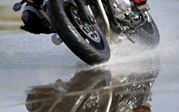 ¿Qué consejos seguir para evitar el aquaplaning en moto?