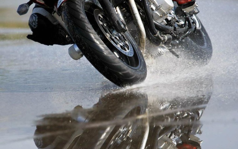 calahoraserguros-760x476 calahoraserguros-760x476 ¿Qué consejos seguir para evitar el aquaplaning en moto? ¿Qué consejos seguir para evitar el aquaplaning en moto? calahoraserguros 760x476